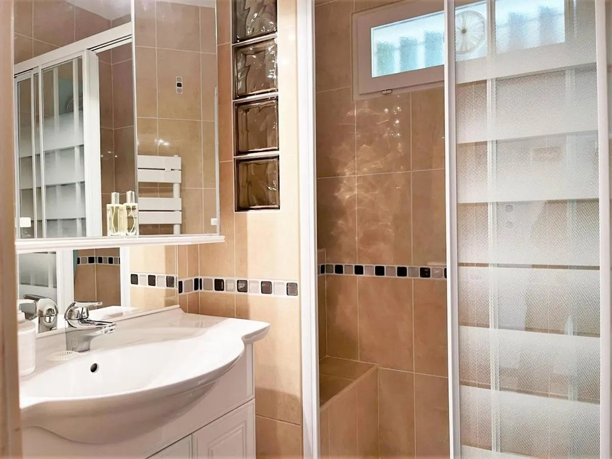 Studio A Bormes-Les-Mimosas Avec Terrasse, Piscine Et Parking A Proximite De La Plage - Fr-1-251-494 Apartment