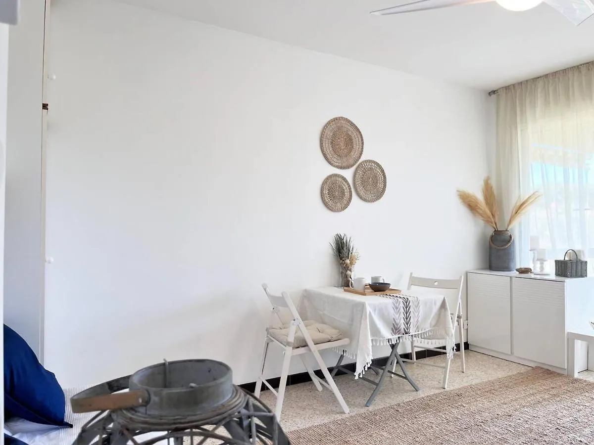 Studio A Bormes-Les-Mimosas Avec Terrasse, Piscine Et Parking A Proximite De La Plage - Fr-1-251-494 0*,  France