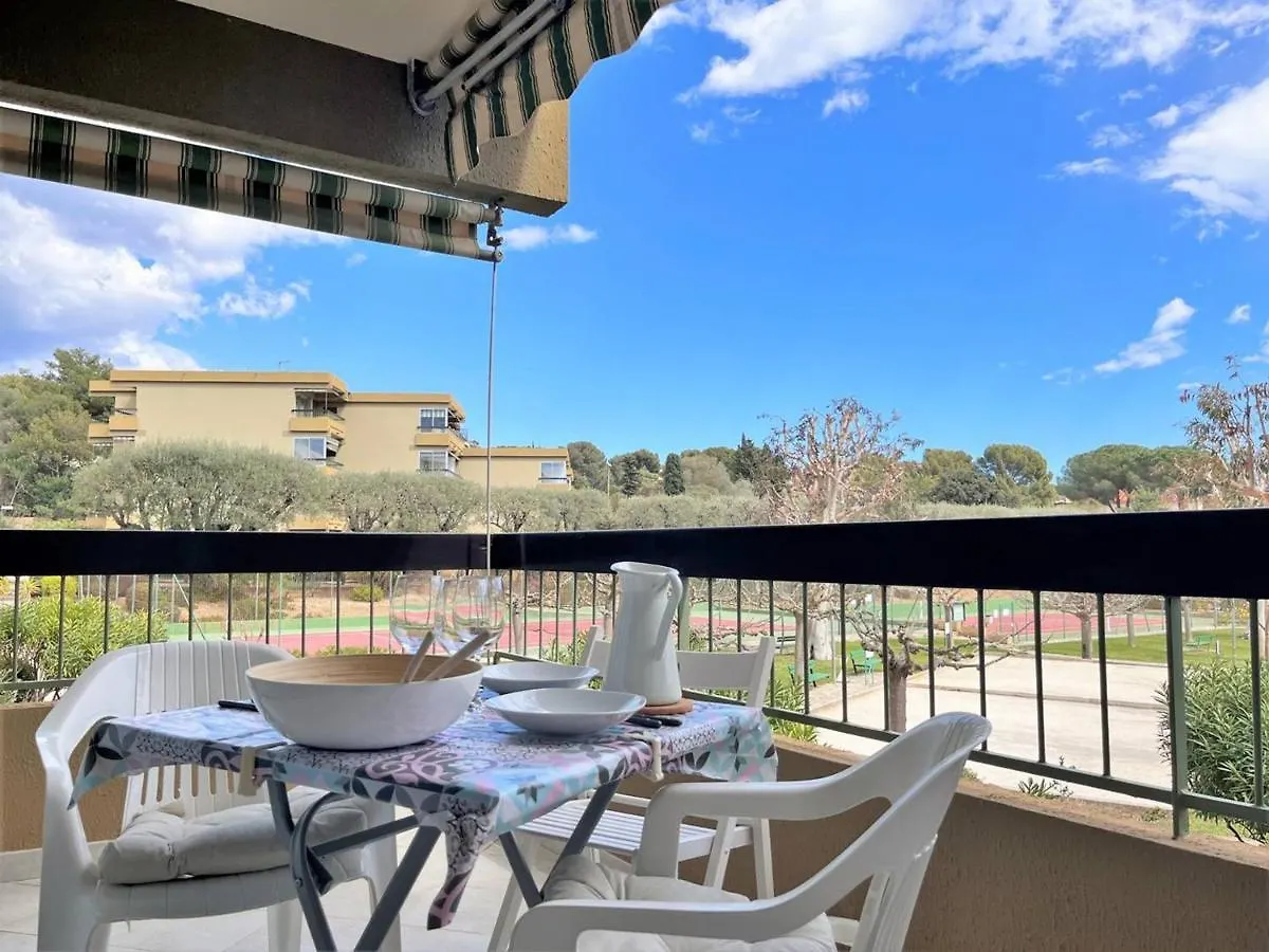 Studio A Bormes-Les-Mimosas Avec Terrasse, Piscine Et Parking A Proximite De La Plage - Fr-1-251-494 0*,